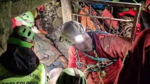 Hier wird Piana auf einer Trage aus der Höhle gerettet. (Bild: APA/AFP)