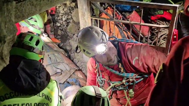 Hier wird Piana auf einer Trage aus der Höhle gerettet. (Bild: APA/AFP)