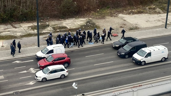 ... und machten sich schließlich zu Fuß auf den Weg Richtung U-Bahn.