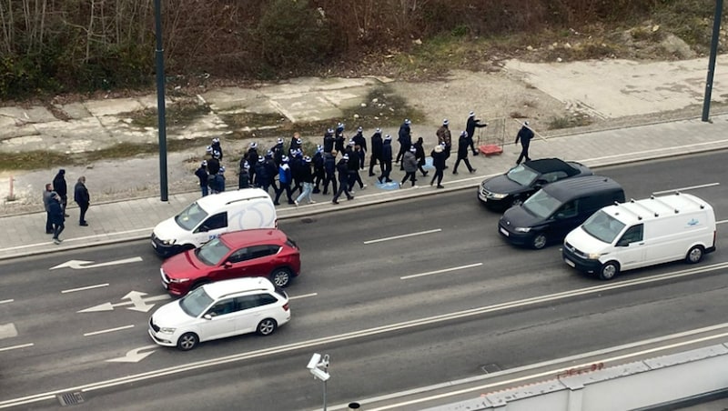 ... und machten sich schließlich zu Fuß auf den Weg Richtung U-Bahn. (Bild: krone.at)