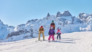 Skifahren kann für Familien schnell teuer werden. Die gratis Karten sollen gegensteuern.  (Bild: Stefan Kothner )