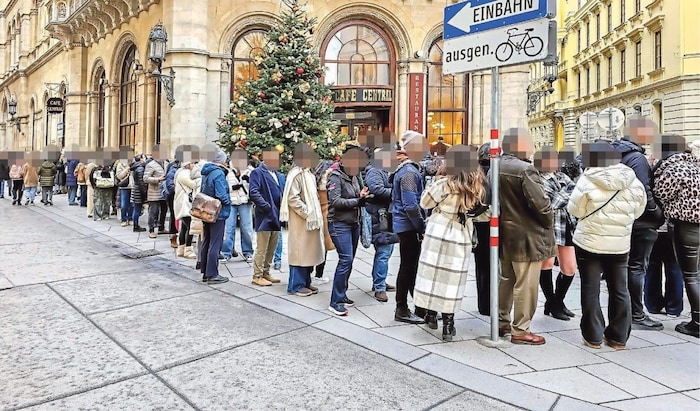 Lange Schlangen vor dem Eingang gehören zum alltäglichen Bild. Besonders in der Weihnachtszeit ...