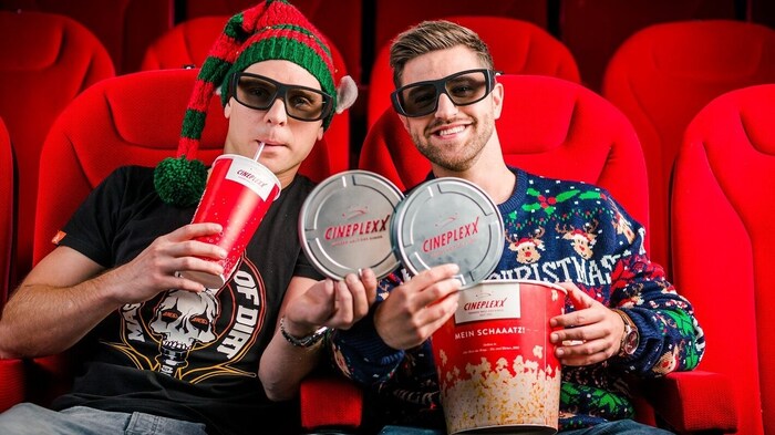 Die Cineplexx Geschenkkarten sind in einer silbernen Filmdose oder in einem weihnachtlichen ...