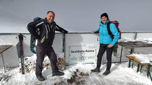 Die Mosers bringen die besten Voraussetzungen für die Hütte. Sie haben monatelange Vorbereitungen hinter sich und sind bereit für die erste Wintersaison. (Bild: Richard Goldeband)