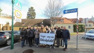 Anrainer und Franz Schodl (Mitte) sind alarmiert. Sie fürchten um das Ortsbild am historischen Khleslplatz. (Bild: Bartel Gerhard/Gerhard Bartel)