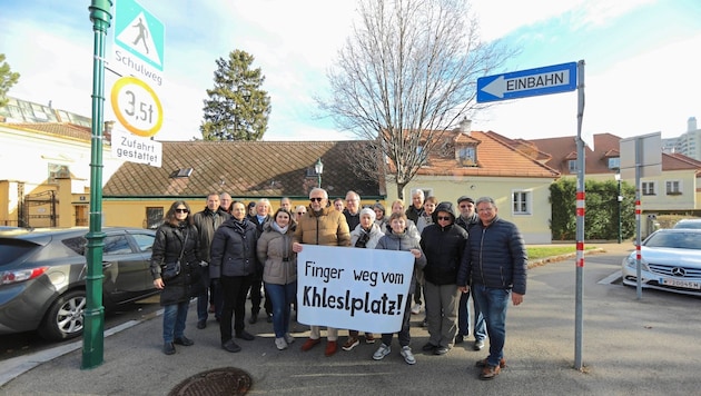 Anrainer und Franz Schodl (Mitte) sind alarmiert. Sie fürchten um das Ortsbild am historischen Khleslplatz. (Bild: Bartel Gerhard/Gerhard Bartel)