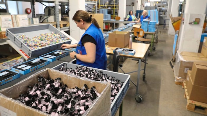 One board game box after another is loaded onto the assembly line. The card games are also ...