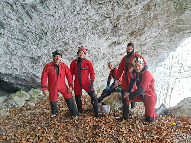 Das unerschrockene Team am Höhleneingang (Bild: Andreas Gremmel)