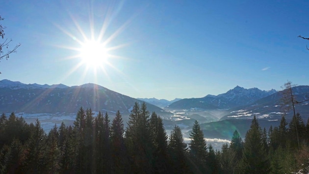 On fine days, visitors can expect plenty of sunshine and a view of Patscherkofel, the Wipptal valley and the majestic Serles (from left). (Bild: Peter Freiberger)