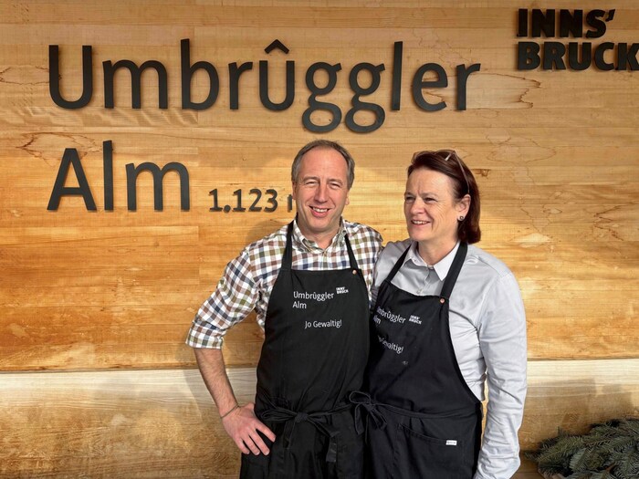 Wirt „Mister Gewaltig“  und Wirtin Sonja begrüßen die Gäste.