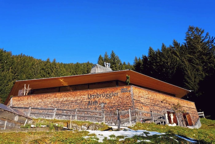 Das moderne Almgebäude