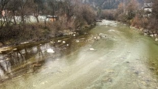 Die braune Spur (links) zeigt, wo das schmutzige Wasser eingeleitet und wie es von der Strömung verteilt wurde. (Bild: Nicole Greiderer)