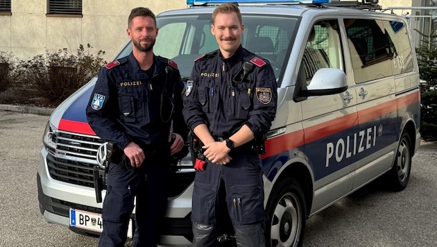 Michael und David von der Autobahnpolizei Wels wurde für den 83-Jährigen zum Lebensretter. (Bild: LPD OÖ)