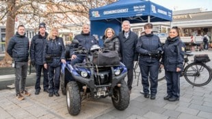 Mikl-Leitner und Schneeberger mit dem Team des Ordnungsdienstes auf Lokalaugenschein in der Wiener Neustädter Innenstadt: Ab dem nächsten Jahr soll es mehr Kompetenzen für die Ordnungshüter geben, samt Ausbildung und eigenem Standort. (Bild: Doris_SEEBACHER)