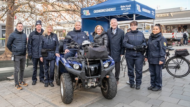 Mikl-Leitner und Schneeberger mit dem Team des Ordnungsdienstes auf Lokalaugenschein in der Wiener Neustädter Innenstadt: Ab dem nächsten Jahr soll es mehr Kompetenzen für die Ordnungshüter geben, samt Ausbildung und eigenem Standort. (Bild: Doris_SEEBACHER)