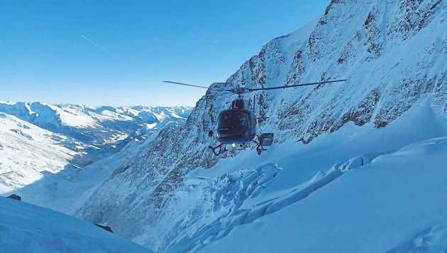 The Sennair helicopter approaching the bivouac. (Bild: zvg)