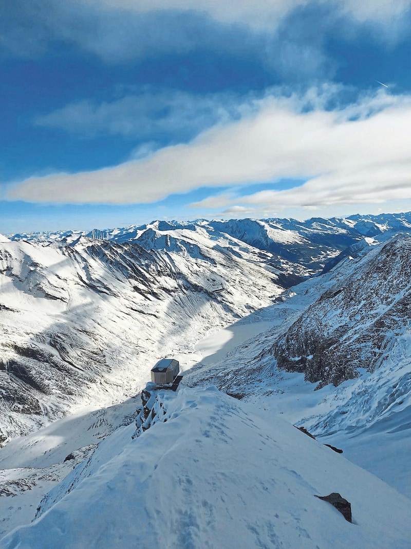 View of the Glockner bivouac high above the Pasterze (Bild: zvg)