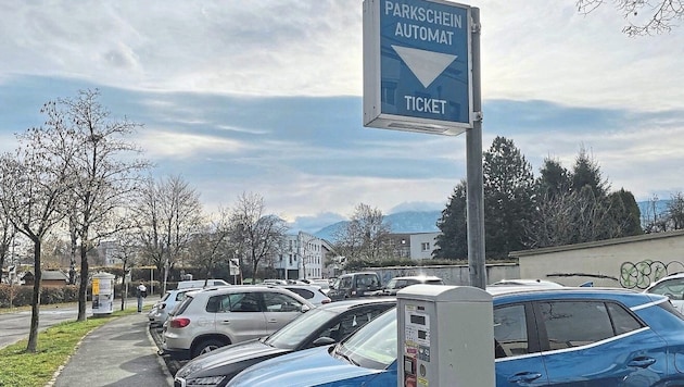 Bald ist für alle Stellplätze bei der Friedensschule eine Parkgebühr fällig! (Bild: Fister Katrin)