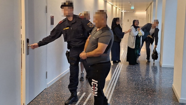 His mother and sister (at the back) came to the trial to keep their fingers crossed for the prisoner. They did an excellent job. (Bild: HS)