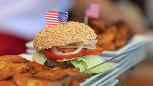 The man from Mostviertel acknowledged the delivery of cheeseburgers, cheesecake and an iced tea with a dangerous threat. (Bild: Tomschi Peter/Kronen Zeitung)