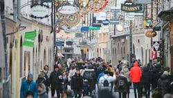 Den Großteil der Geschenke kaufen die Österreicher vor Ort. (Archivbild)