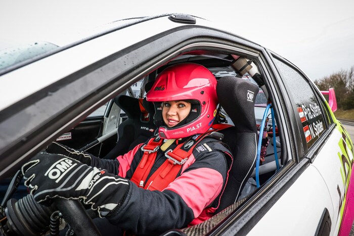 Auch im Auto ist Pia geschminkt.