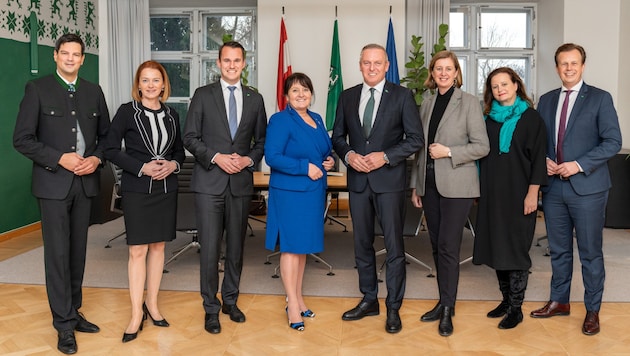 The new government at its first meeting (from left): Provincial Councillor Hannes Amesbauer (FPÖ), Provincial Councillor Simone Schmiedtbauer (ÖVP), Provincial Councillor Stefan Hermann (FPÖ), Deputy Governor Manuela Khom (ÖVP), Governor Mario Kunasek (FPÖ), Provincial Councillor Barbara Eibinger-Miedl (ÖVP), Provincial Councillor Claudia Holzer (FPÖ) and Provincial Councillor Karlheinz Kornhäusl (ÖVP). (Bild: LandSteiermark/Binder)