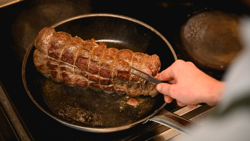 Das Fleisch wird vorab rundherum angebraten. (Bild: Wenzel Markus)