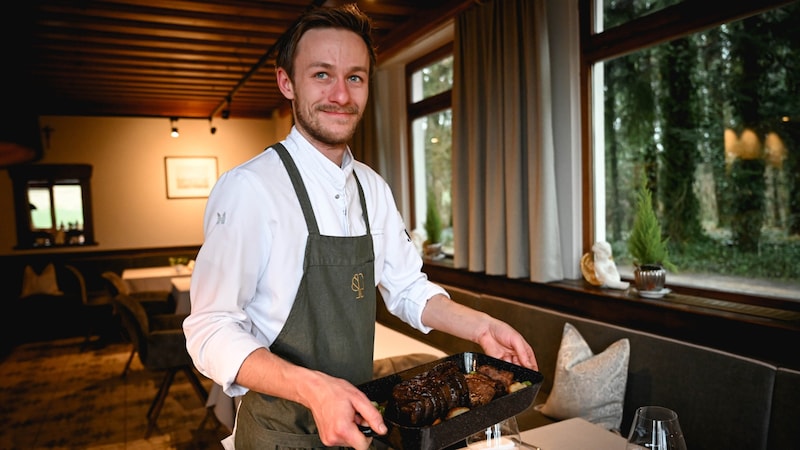 Clemens Grabmer vom Restaurant Waldschänke mit dem geschmorten Schulterscherzl, das am besten in der Rein auf den Tisch kommt. (Bild: Wenzel Markus)