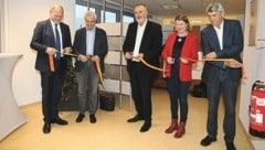 GF Öller, GF Kriwanek, LH Doskozil, Dr. Balint und Bgm. Knor eröffneten die Praxis in Güssing (Bild: Carina Fenz)