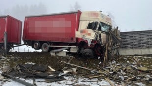 Der Lkw des Einheimischen wurde auf die Leitplanke geschleudert. (Bild: Freiwillige Feuerwehr Saalfelden)