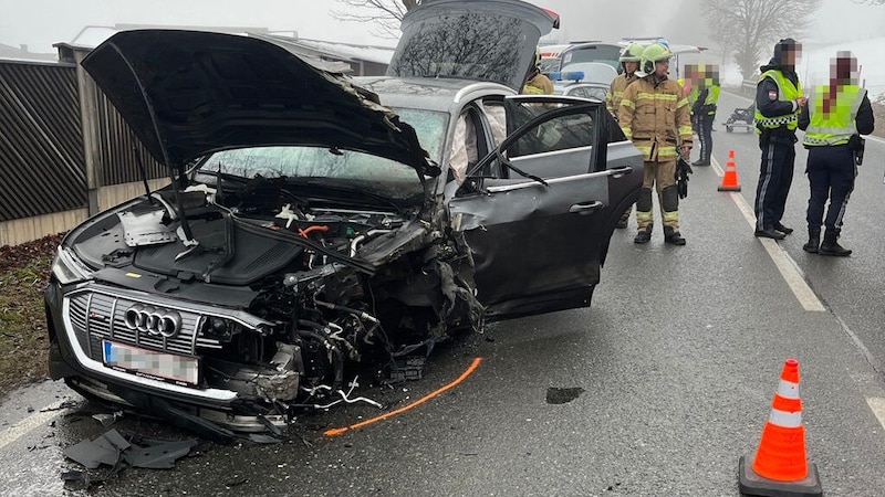 Der Lenker und seine Beifahrerin wurden ins Krankenhaus nach Zell/See gebracht. (Bild: Freiwillige Feuerwehr Saalfelden)