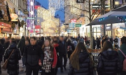Donnerstag schoben sich die Massen durch Wiens Innenstadt. Das Geschäft brummt, die Kassen ...