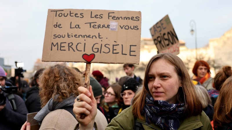 Unterstützerinnen und Unterstützer von Gisèle vor Gericht in Avignon (Bild: AFP/Clement Mahoudeau)