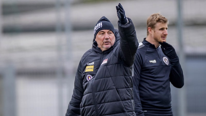 Peter Pacult darf mit Martin Hinteregger (r.) einen Neuzugang in seine Reihen begrüßen. (Bild: GEPA/GEPA pictures)