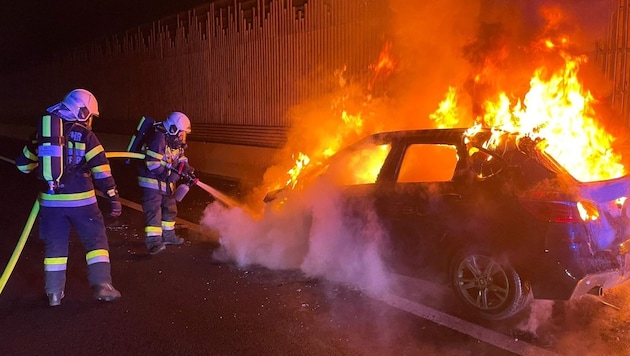 Das Auto brannte lichterloh. (Bild: Freiwillige Feuerwehr Lebring-St. Margarethen)