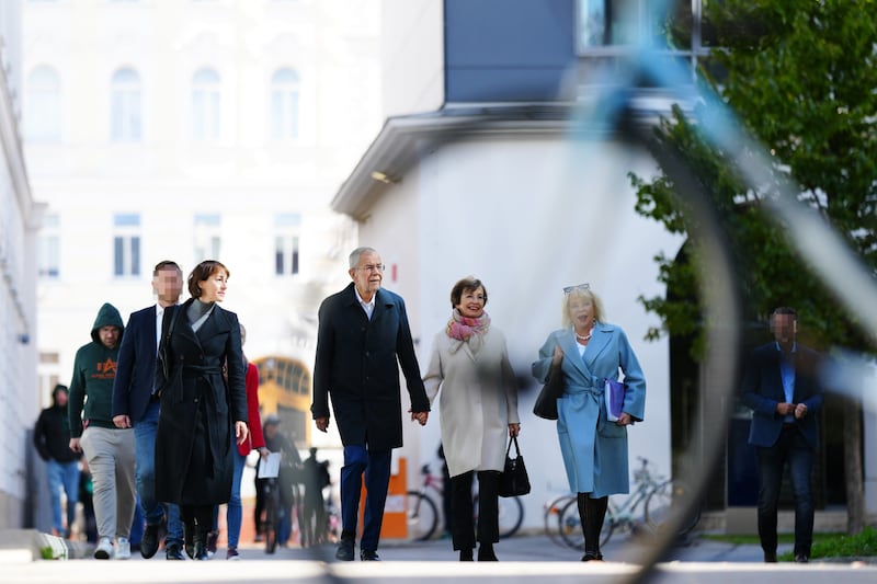 Auch Bundespräsident Alexander Van der Bellen steht unter Personenschutz. (Bild: EVA MANHART / APA / picturedesk.com, Krone KREATIV)