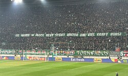Ein großes Banner der Unterstützung für den schwer verletzten Guido Burgstaller.