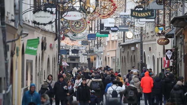 In der Getreidegasse geht’s gerade in der Adventzeit zu. (Bild: Tröster Andreas)