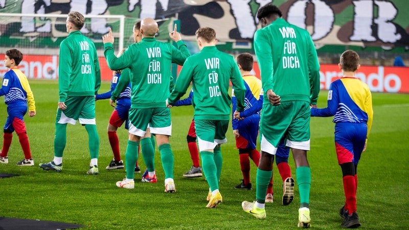 „Wir für dich“ – Botschaft der Teamkollegen an Guido Burgstaller. (Bild: GEPA/GEPA pictures)