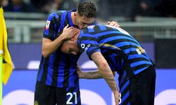 Marko Arnautovic wird nach seinem Treffer für Inter von Teamkollege Kristjan Asllani abgebusselt ...