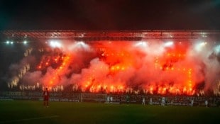 Eine Fan-Aktion anlässlich des 125-Jahre-Jubiläums von Rapid sorgte für eine kurze Spielunterbrechung.  (Bild: GEPA/GEPA pictures)