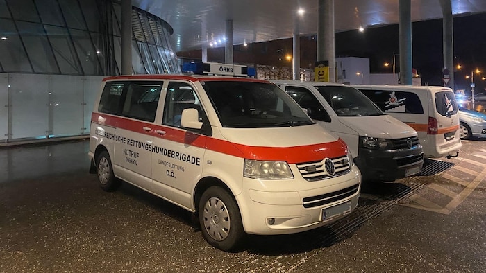 Vor dem Krankenhaus standen die Einsatzautos.