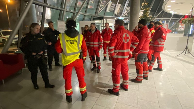 Die Einsatzkräfte besprachen sich im Spital. (Bild: ÖRHB)