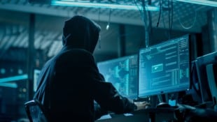 Cyberkriminelle werden immer ausgefuchster – das musste nun auch ein Automationsspezialist aus Linz feststellen. (Bild: Gorodenkoff Productions OU)