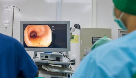 Bei Darmbeschwerden übernehmen die Kassen – unabhängig vom Alter – die Kosten für die Koloskopie. (Bild: stock.adobe.com/Issara)