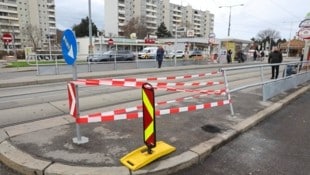 Die Absperrung der Haltestelle wurden aus der Verankerung gerissen.  (Bild: Jöchl Martin)