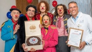 Jubiläumsfeier der ROTEN NASEN Clowns im Uniklinikum Campus LKH Salzburg mit Rolando Villazón (2.v.l). (Bild: ROTE NASEN/S. Kosel)