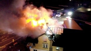 Das Feuer war am Freitagmorgen weithin zu sehen.  (Bild: Shourot)