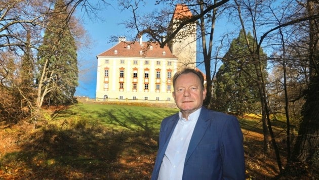 Forstwirt Markus Hoyos vor Schloss Horn (Bild: Jöchl Martin)